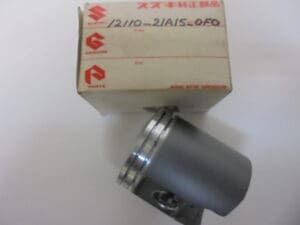 Suzuki - 12110-21A15-0F0_1 - RG500 std - Piston