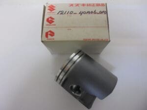 Suzuki - 12110-40A06-0F0_1 - RG500 std - Piston