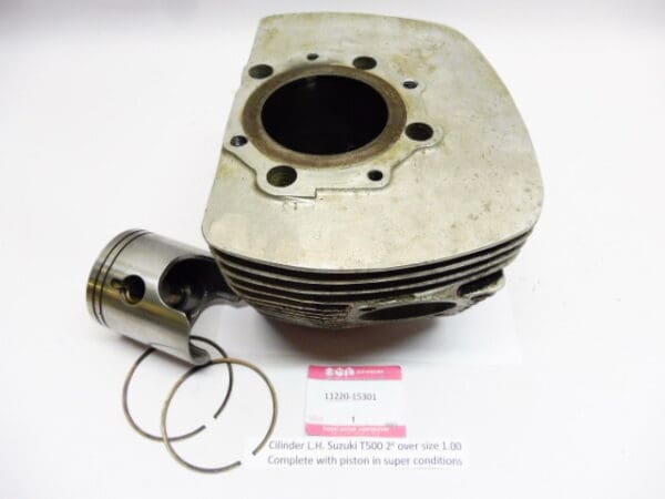 Suzuki Cilinder links 2de overmaat met zuiger origineel onderdeelnummer 11220-15301 + piston |Theo Louwes Motoren en Race