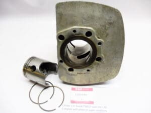 Suzuki Cilinder links 2de overmaat met zuiger origineel onderdeelnummer 11220-15301 + piston |Theo Louwes Motoren en Race