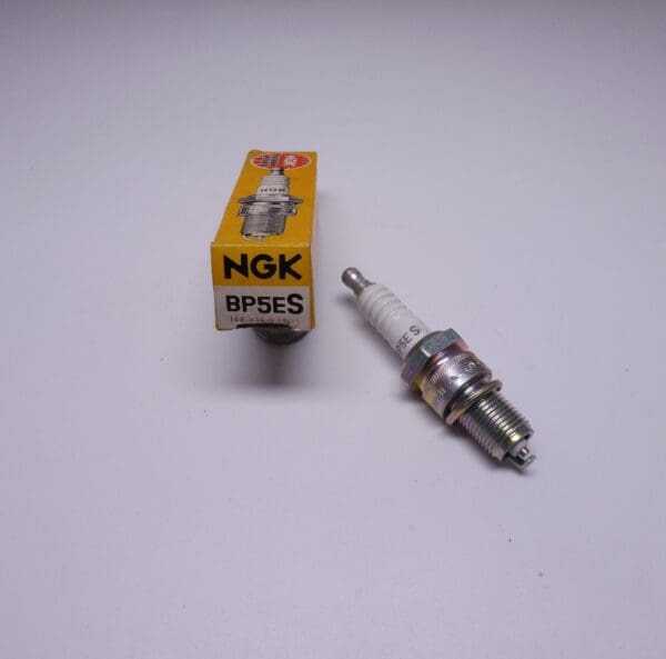 BP5ES (NGK) N12Y(Champion)spark plug (bougie)