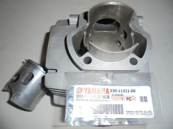 Yamaha - 239-11311-00 L.H. new - TR2 - Cylinder with piston assy