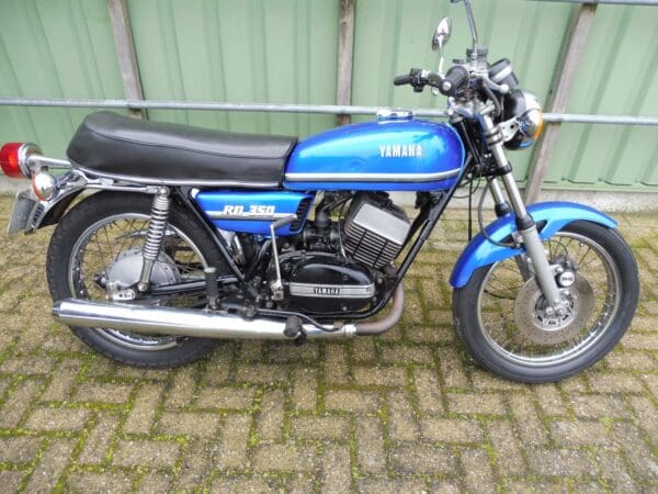 Yamaha RD350 Blue classic bike 1974 - 1975