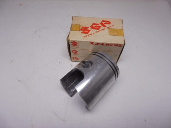 Suzuki - 12110-33004-100 - GT250/GT380/T20 - Piston