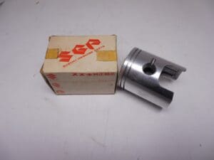 Suzuki - 12110-33004-050 - GT250/GT380/T20 - Piston