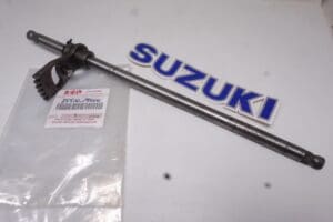 25510-15000 Shift shaft (left and right shift) Suzuki T/GT500 Used but perf.cond.